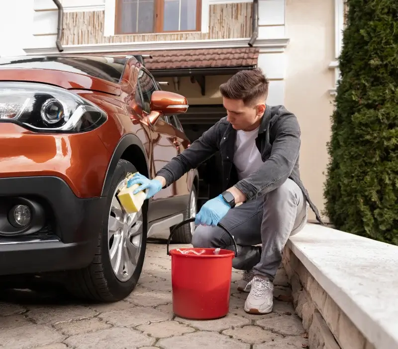 Lavage auto à domicile Fontaine-de-Vaucluse : professionnel intervenant sur un véhicule